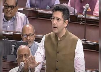 Arvind Kejriwal के करीबी Raghav Chadha क्यों पड़े पार्टी से अलग? अंदरूनी मतभेद उजागर