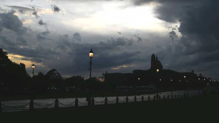 मैदानों में गर्मी की दस्तक और पहाड़ों पर जमी बर्फ, जानें आपके राज्य में कैसा रहेगा मौसम का मिजाज