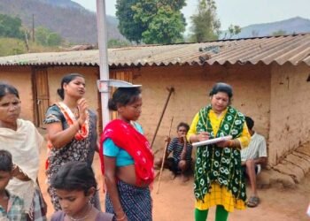 11 किमी की दूरी नहीं बनी बाधा, स्वास्थ्य टीम पहुंची लोहागांव के हर दरवाजे तक