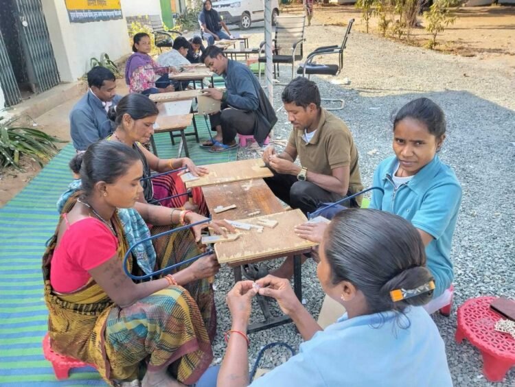 कभी बंदूक थामकर हिंसा करने वाले माओवादी अब सीख रहे हुनर