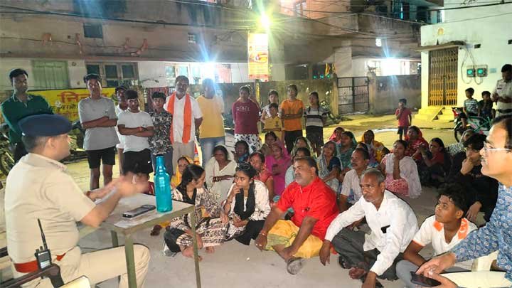 “संवाद से समाधान अभियान: डीसीपी सेंट्रल जोन रायपुर कमिश्नरेट के कोतवाली डिवीजन में गुरुवार को चलाया गया सामुदायिक पुलिसिंग अभियान, जागरूकता के साथ हुई प्रभावी कार्रवाई”