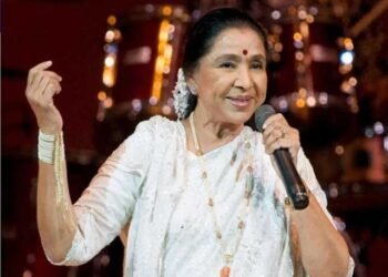 आशा ताई को याद करते हुए: आशा भोसले ने बॉलीवुड की वैम्प्स को उनकी सबसे मोहक आवाज़ कैसे दी