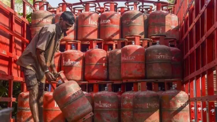LPG गैस को लेकर फैल रही है भ्रामक खबर, पेट्रोलियम मंत्रालय ने राज्यों को दिए ये 5 बड़े निर्देश