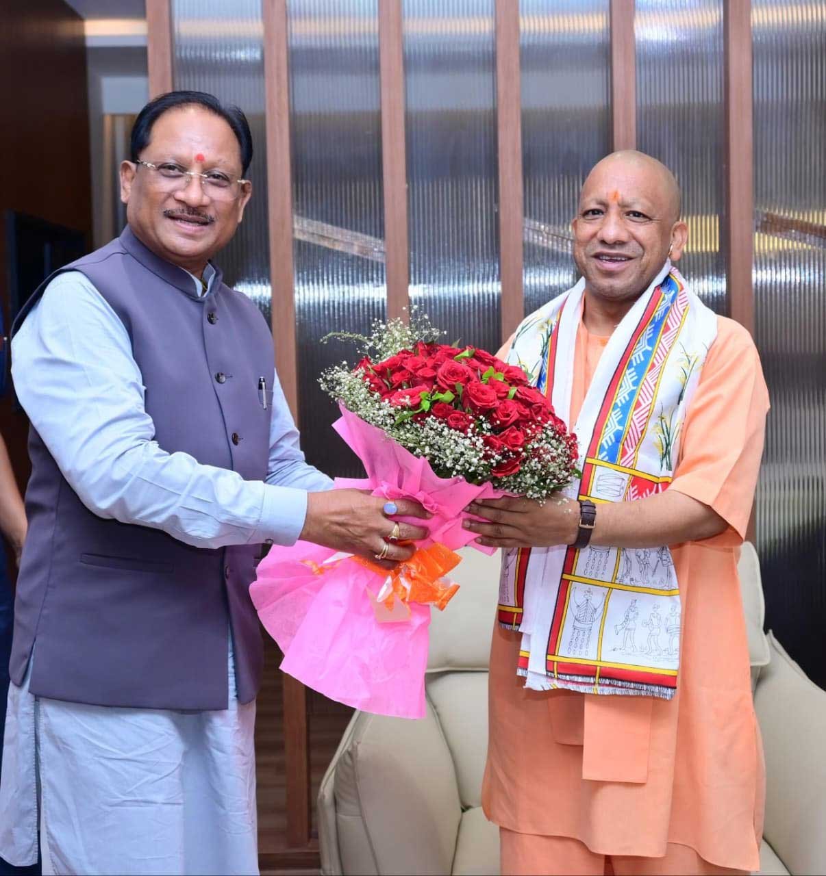 मुख्यमंत्री ने उत्तर प्रदेश के मुख्यमंत्री योगी आदित्यनाथ का किया आत्मीय स्वागत