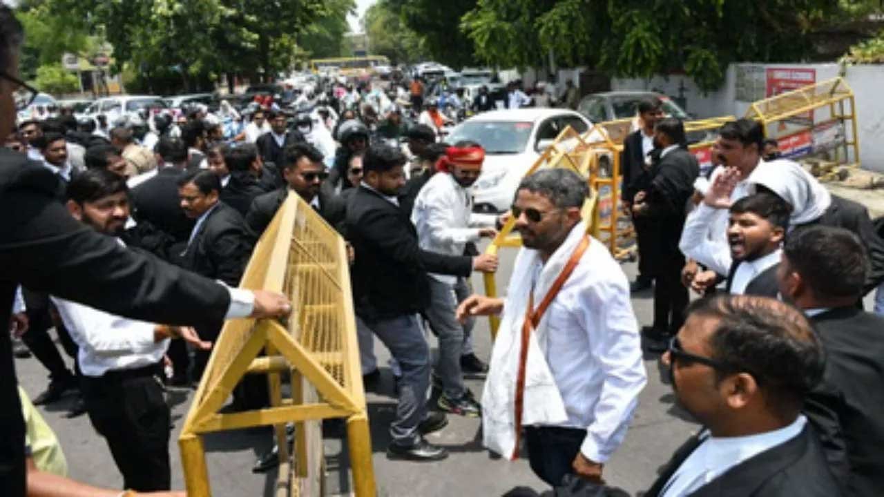 प्रयागराज में खाकी के एकतरफा झुकाव से भड़के डॉक्टर! ठप होगी पूरी स्वास्थ्य सेवा, महा-संग्राम का ऐलान