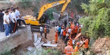 जम्मू के बंतलाब इलाके में ढहा पुल का हिस्सा, 3 मजदूरों की मलबे में दबकर मौत, उपमुख्यमंत्री ने बताई बड़ी चूक