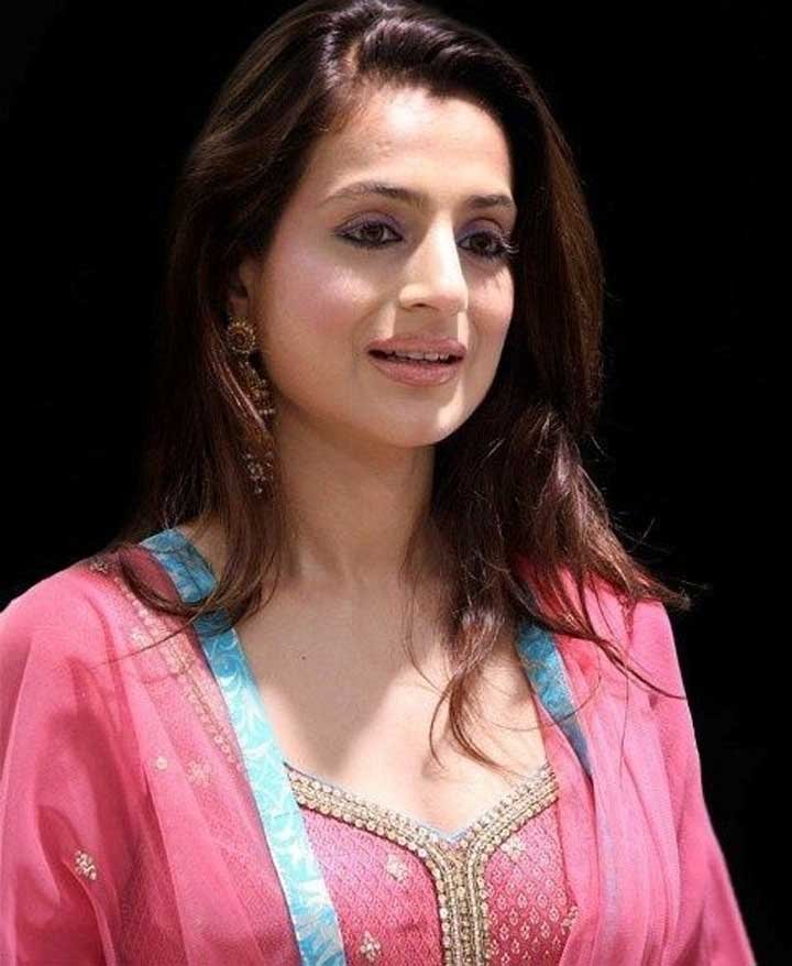 दुबई अटैक के बाद मस्कट में फंसीं Ameesha Patel, सोशल मीडिया पर शेयर किया दर्द, बोलीं- ये जंग कब खत्म होगी