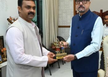 राज्यपाल श्री डेका से केन्द्रीय ग्रामीण विकास राज्य मंत्री श्री पासवान ने किया सौजन्य भेंट