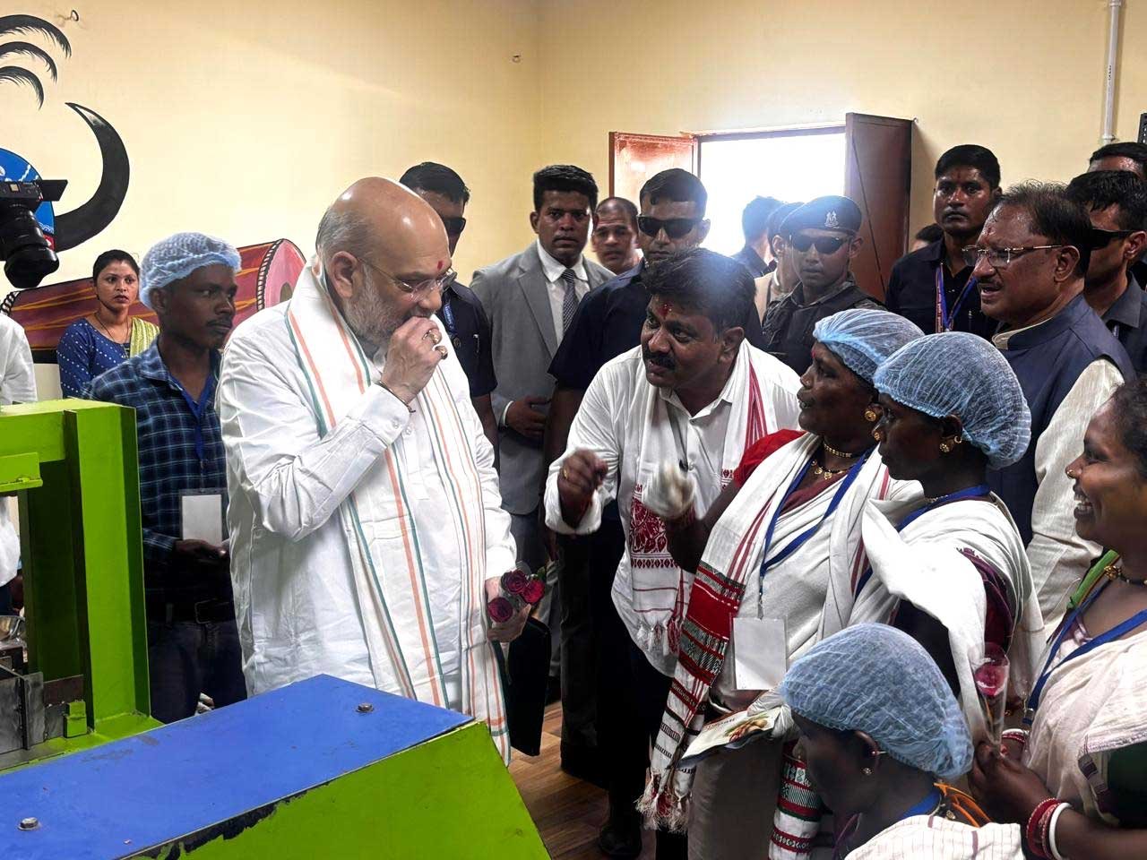 केंद्रीय गृहमंत्री  अमित शाह ने चखा बस्तर की इमली का स्वाद बोले यहां की इमली का स्वाद खट्टा नहीं बल्कि मीठा