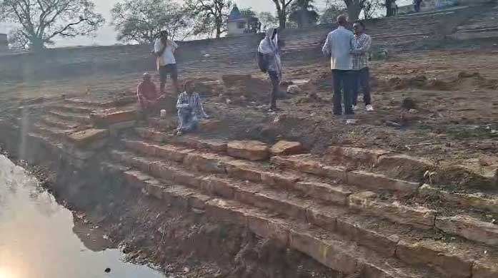 बिलासपुर; तालाब की खुदाई में मिला प्राचीन स्नान घाट..छतौना में उमड़ी लोगों की भीड़!