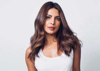 Priyanka Chopra के पर्स का खुलासा, हनुमान चालीसा से लेकर काला धागा तक, देसी टच ने जीता फैंस का दिल