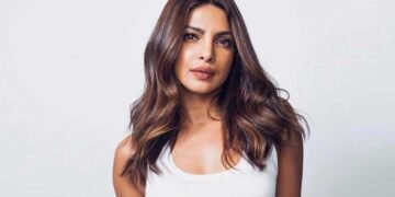 Priyanka Chopra के पर्स का खुलासा, हनुमान चालीसा से लेकर काला धागा तक, देसी टच ने जीता फैंस का दिल