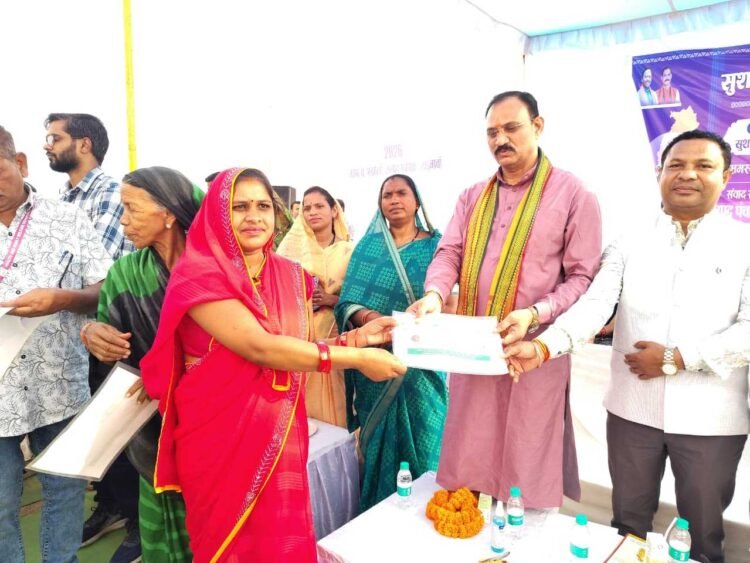 मझौली शिविर में सविता को मौके पर मिला आयुष्मान कार्ड, ग्रामीणों की समस्याओं का हुआ त्वरित निराकरण