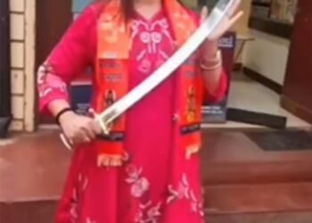 “इंस्टाग्राम पर ‘हथियारों का शो ऑफ’: रायपुर में लड़कियां भी ट्रेंड में, लेक्चरर की तलवार वाली फोटो वायरल”