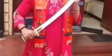 “इंस्टाग्राम पर ‘हथियारों का शो ऑफ’: रायपुर में लड़कियां भी ट्रेंड में, लेक्चरर की तलवार वाली फोटो वायरल”
