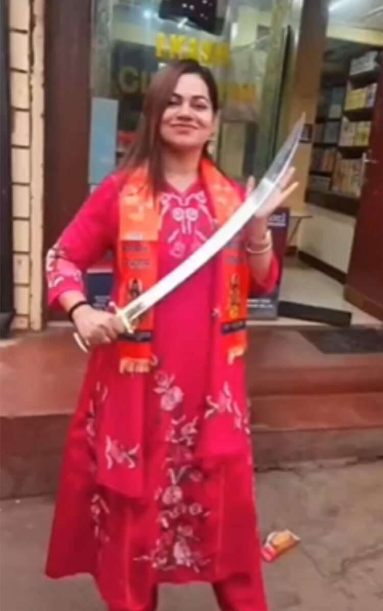 “इंस्टाग्राम पर ‘हथियारों का शो ऑफ’: रायपुर में लड़कियां भी ट्रेंड में, लेक्चरर की तलवार वाली फोटो वायरल”