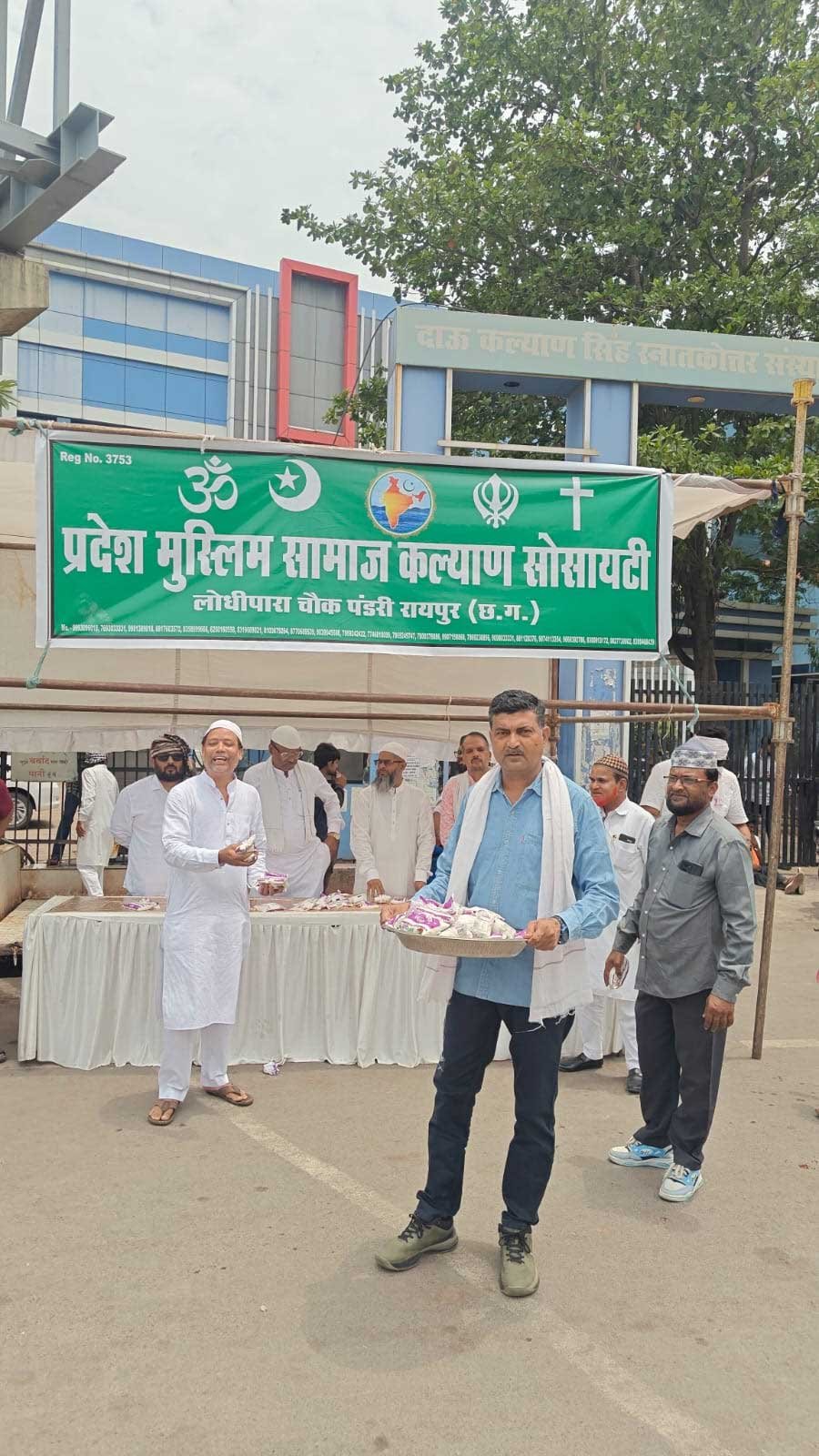 तपती गर्मी में राहत: प्रदेश मुस्लिम समाज कल्याण सोसायटी द्वारा रायपुर के कचहरी चौक पर छाछ वितरण