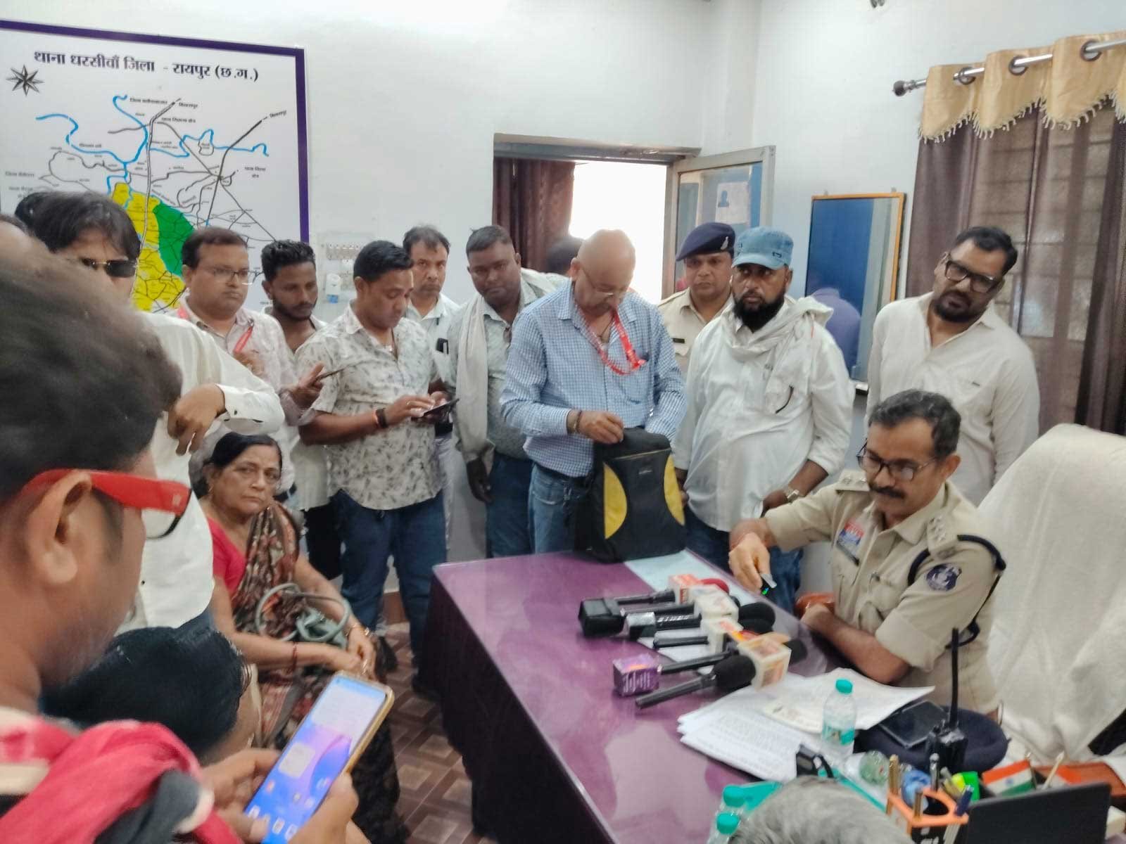 पत्रकार सुरक्षा कानून लागू करने सीपीएम ने सौंपा ज्ञापन, धरसींवा थाने तक किया पैदल मार्च