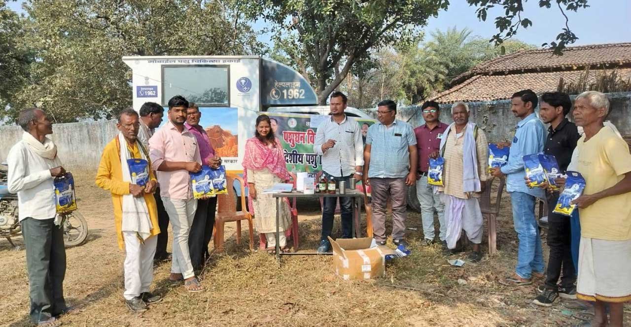 एक कॉल पर घर पहुंच रही पशु चिकित्सा सेवा, ग्रामीण पशुपालकों के लिए वरदान बनी मोबाइल यूनिट