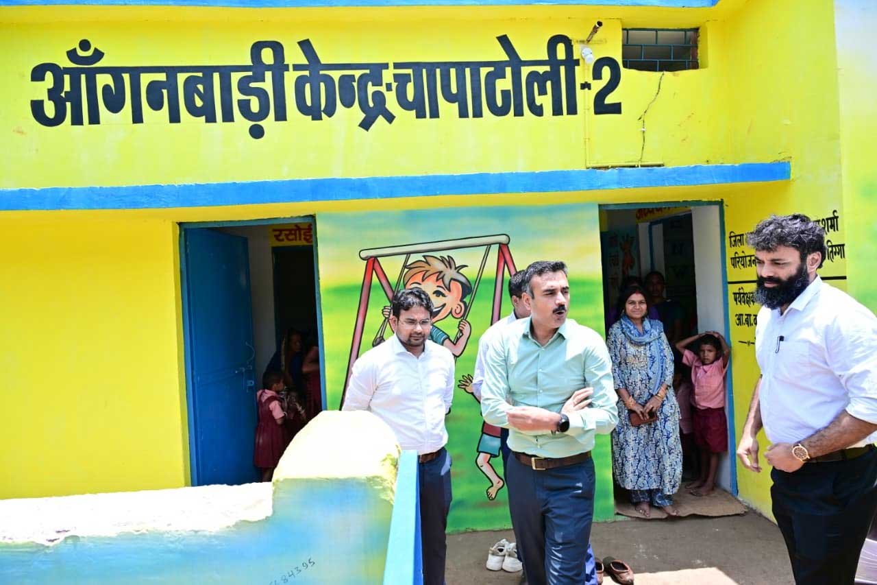 प्रभारी सचिव अंकित आनंद ने चापाटोली मॉडल आंगनबाड़ी केंद्र का किया निरीक्षण