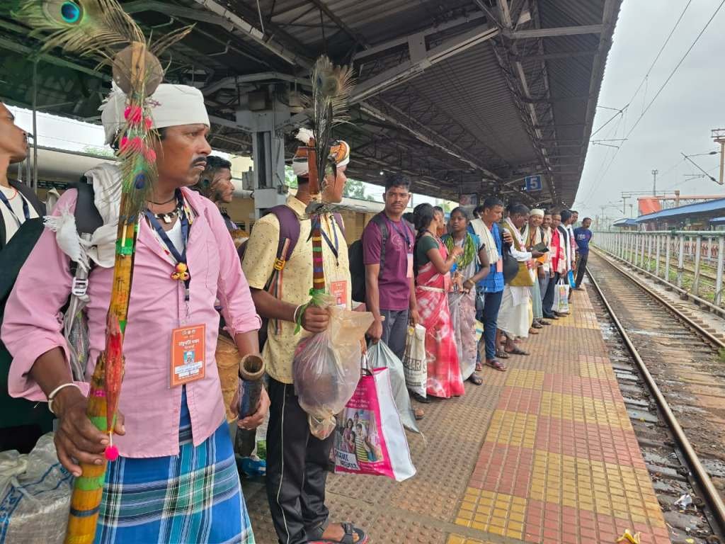 बदलते बस्तर का संदेश लेकर दिल्ली रवाना हुआ बस्तर का प्रतिनिधिमंडल