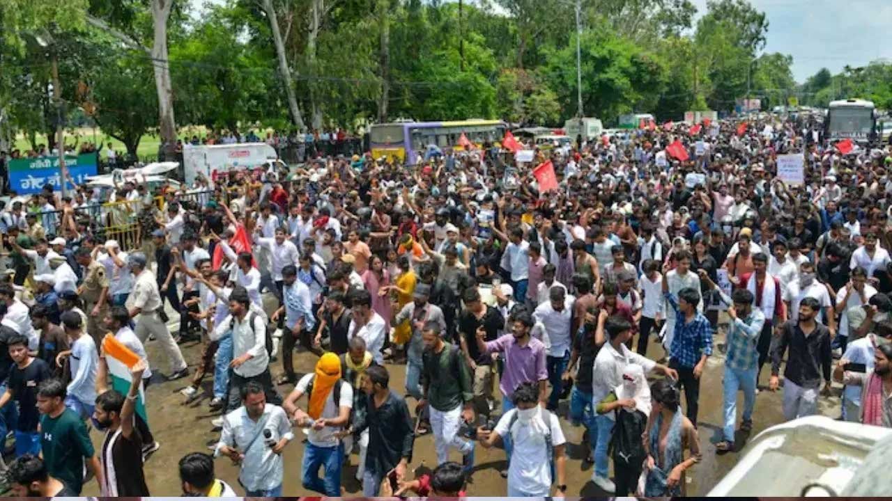 बिहार सरकार का बड़ा फैसला! छात्र आंदोलन के सभी केस होंगे वापस, गिरफ्तार छात्रों की होगी रिहाई