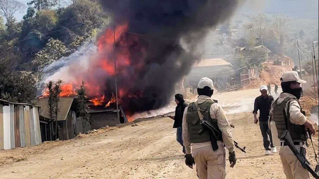 मणिपुर में सुलगी हिंसा की आग! भारत-म्यांमार सीमा पर नागा-कुकी समूहों में हिंसक झड़प, फूंक दिए 20 से ज्यादा घर