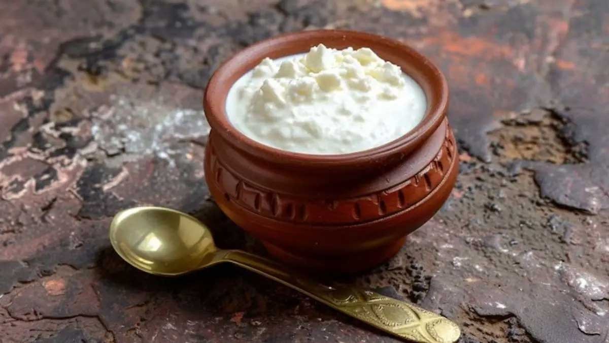  परीक्षा या किसी शुभ काम से पहले दही-चीनी क्यों खिलाई जाती है? जानिए इसके आयुर्वेदिक महत्व