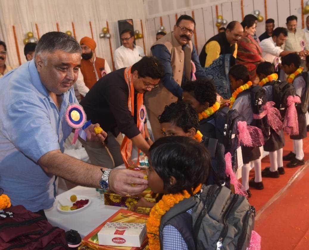 ’शिक्षा ही सफलता का मूल मंत्र है, कोई भी बच्चा शिक्षा से वंचित न रहे : पर्यटन मंत्री श्री राजेश अग्रवाल’