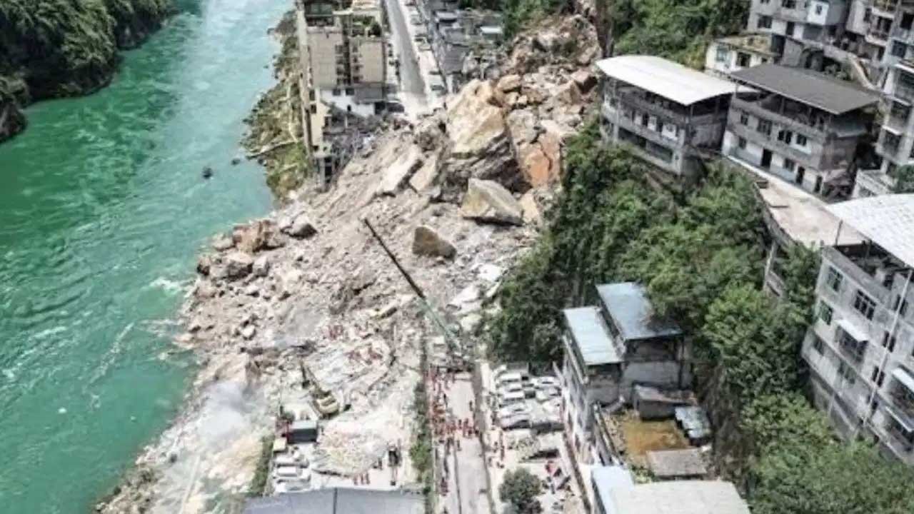 चीन में भीषण भूस्खलन से तबाही, 8 की मौत; 34 लोग अब भी लापता