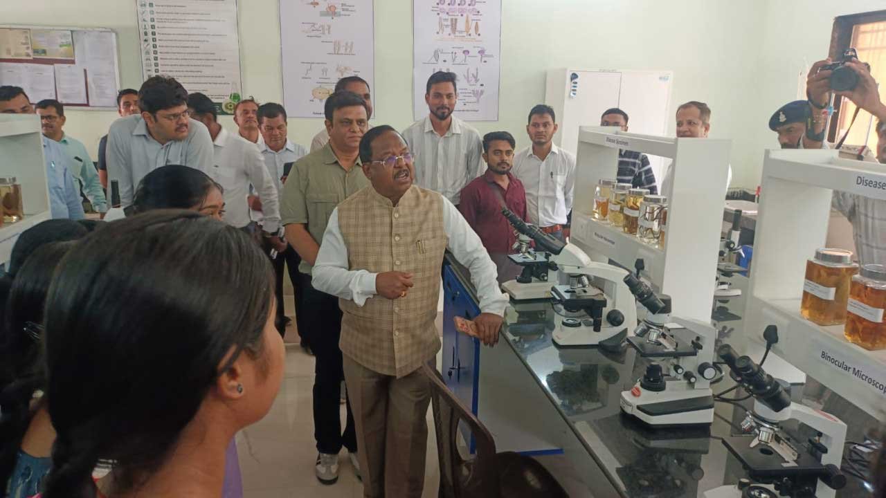 मंत्री नेताम ने किया कृषि महाविद्यालय कुरूद का भ्रमण, आधुनिक शिक्षण एवं अनुसंधान सुविधाओं का लिया जायजा