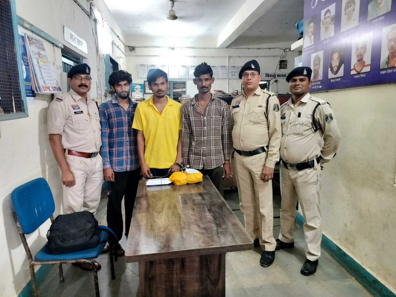 शीतला पारा नवापारा में अवैध मादक पदार्थ गांजा बिक्री करते 03 व्यक्ति गिरफ्तार