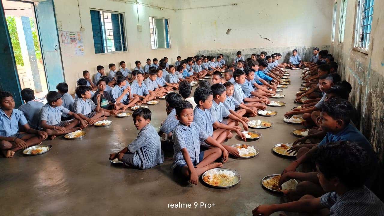भैरमगढ़ में सामाजिक सहभागिता की अनूठी पहल, पीएम पोषण योजना के तहत बच्चों को मिला पौष्टिक और स्वादिष्ट भोजन