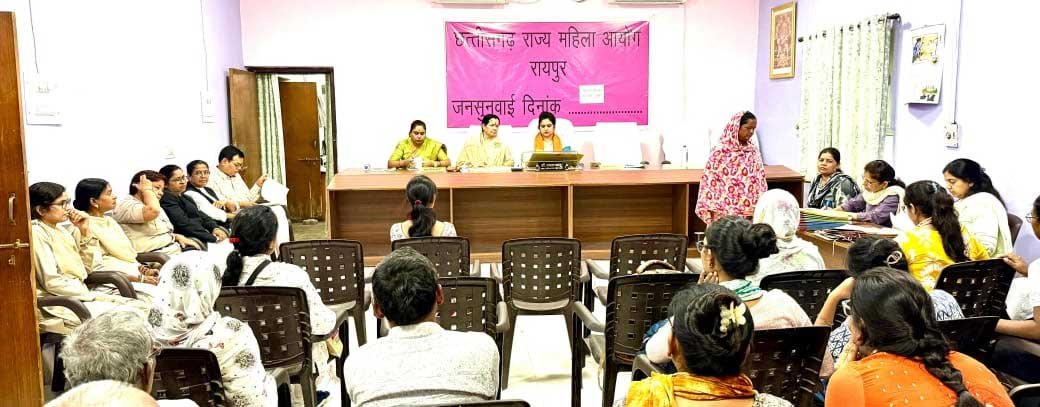  राज्य महिला आयोग की अध्यक्ष डॉ. ममता साहू ने सुनीं महिलाओं की समस्याएं
