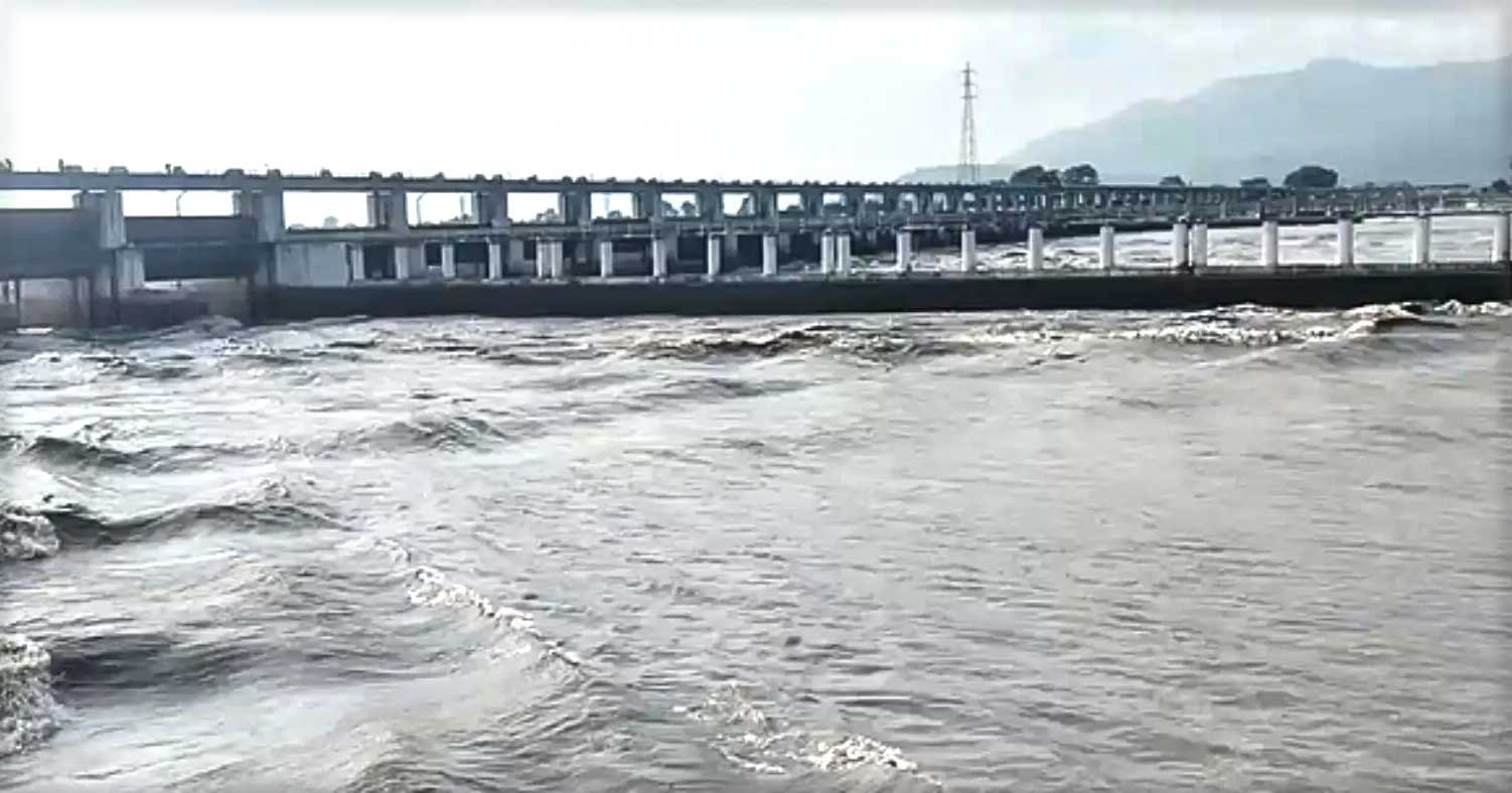 नेपाल की बाढ़ से बिहार में बढ़ा गंडक का खतरा, 36 गेट खुले; 8 जिलों में हाई अलर्ट