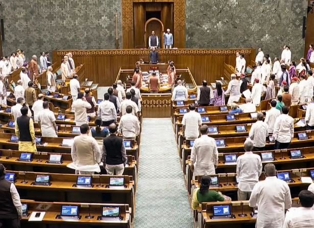संसद को चलाने के लिए हर मिनट कितना खर्च? मॉनसून सत्र में तो पश्नकाल की भी चढ़ गई बलि