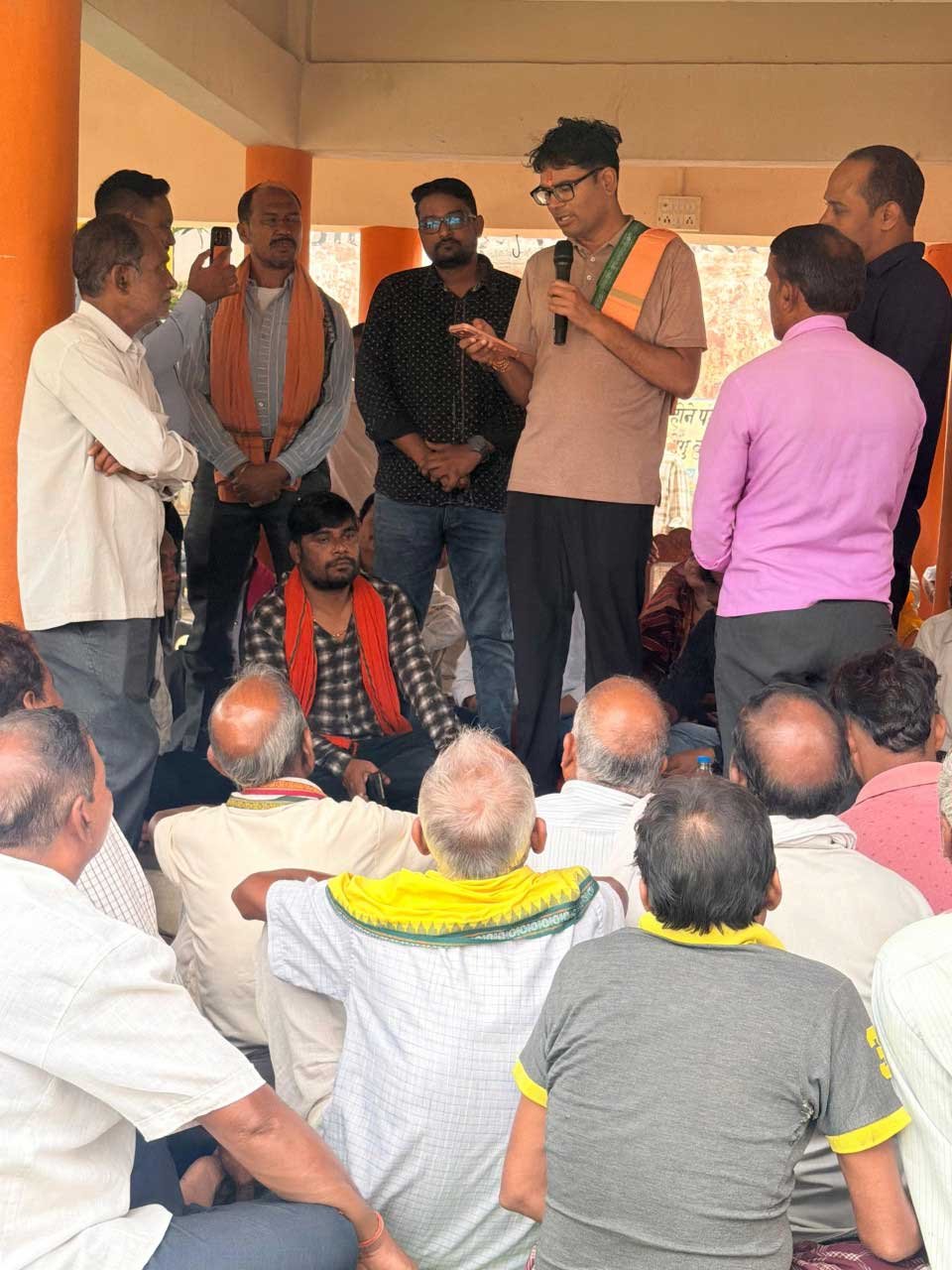  ग्रामीणों से आत्मीय संवाद कर वित्त मंत्री श्री ओपी चौधरी ने सुनी समस्याएं