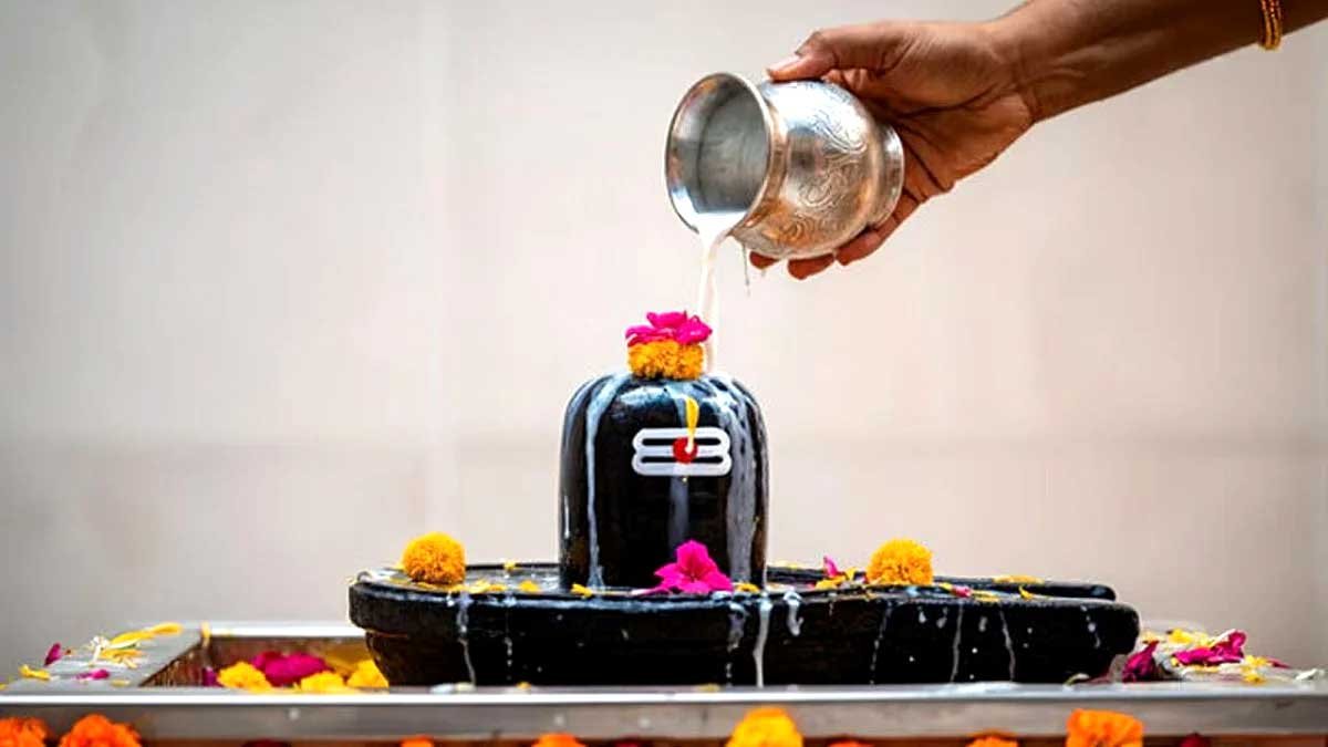 सावन में जलाभिषेक के दौरान करें इन 3 नामों का जाप, जानें धार्मिक महत्व