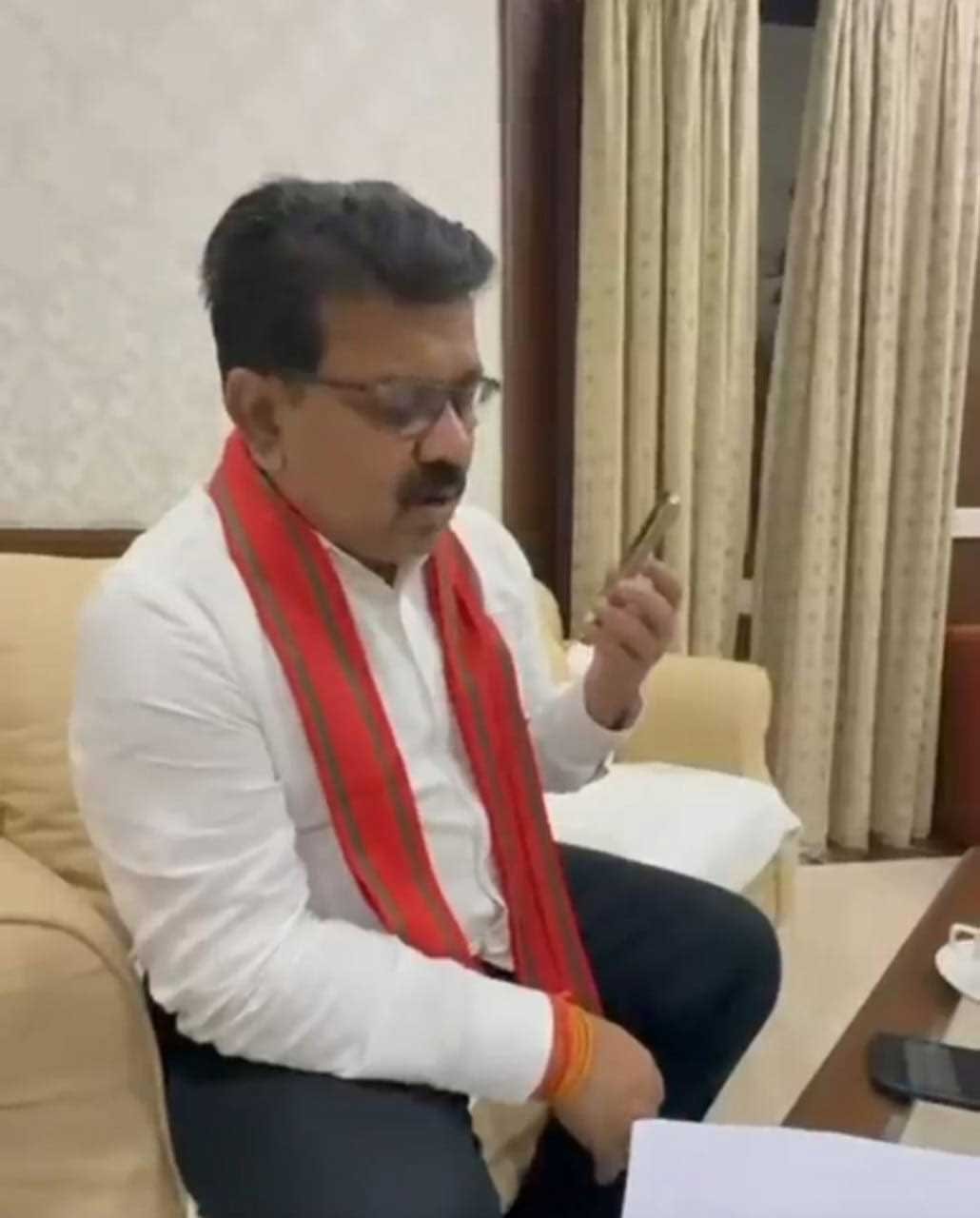 कुलगाम आतंकी हमले के पीड़ितों के परिजनों से उप मुख्यमंत्री विजय शर्मा ने की बात