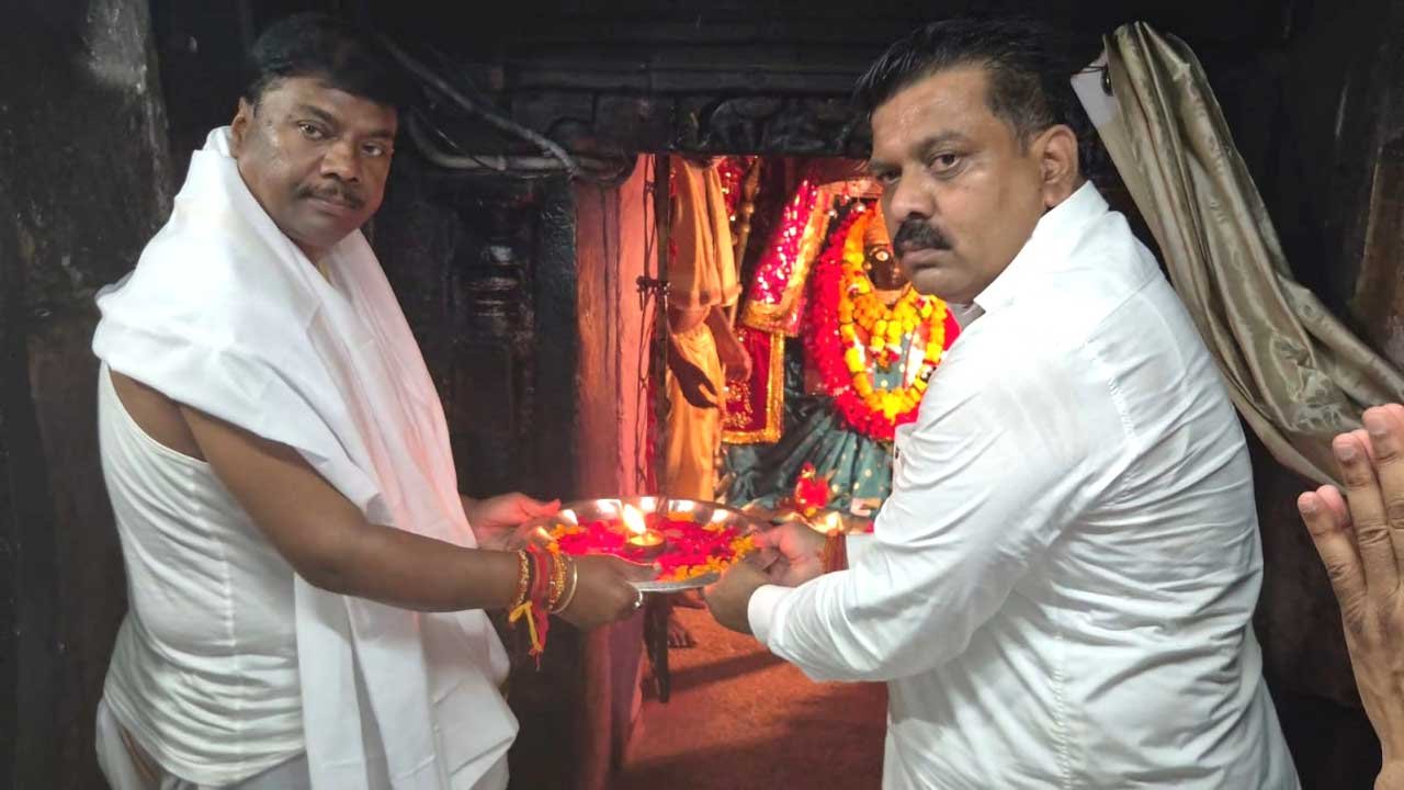  तिरंगा यात्रा के दूसरे दिवस माँ दंतेश्वरी की पूजा-अर्चना कर उप मुख्यमंत्री एवं वन मंत्री ने किया यात्रा का शुभारंभ