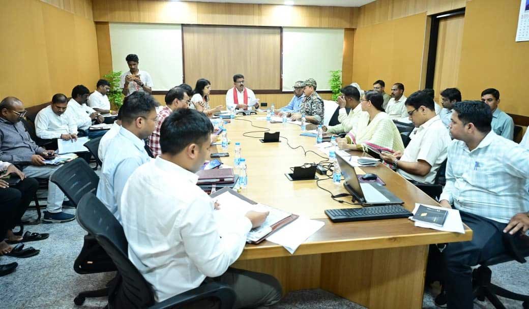  उप मुख्यमंत्री विजय शर्मा ने पुनर्वास एवं नक्सल प्रभावित परिवारों के लिए संचालित योजनाओं की समीक्षा की