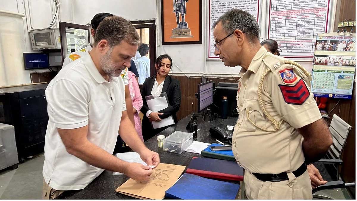 पैलेट गन मामले में FIR की मांग, राहुल गांधी थाने के बाहर धरने पर बैठे