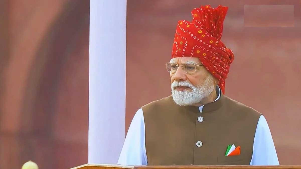 बंधेज पगड़ी में PM मोदी का खास अंदाज, लाल किले से दिया ‘वोकल फॉर लोकल’ का संदेश