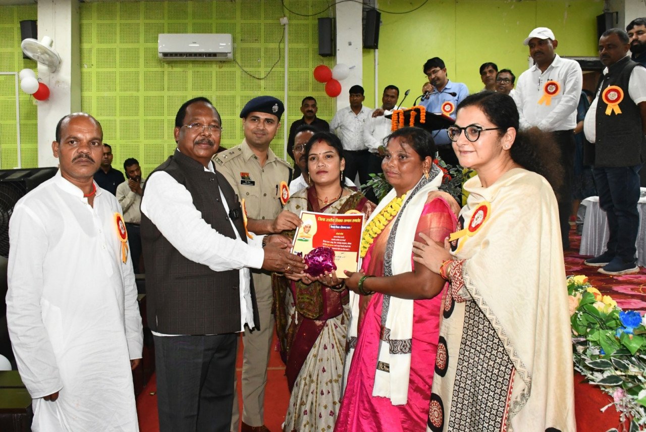शिक्षक केवल पाठ्यक्रम पूरा कराने वाला व्यक्ति नहीं, बल्कि एक पूरी पीढ़ी के चरित्र और सोच का निर्माताः मंत्री नेताम