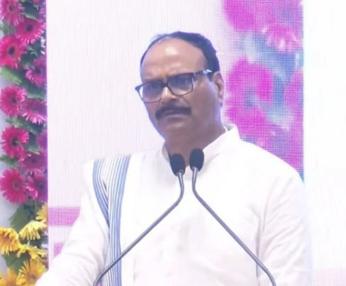 नौकरी छोड़ो, गाड़ी चलाओ! ब्रजेश पाठक के बयान पर मचा सियासी घमासान