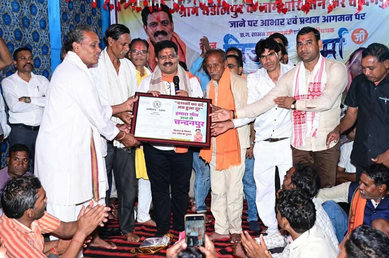  वर्षों पुरानी मांग हुई पूरी, राजपत्र लेकर गांव पहुंचे उप मुख्यमंत्री श्री विजय शर्मा, चंदनपुर को मिली नई पहचान