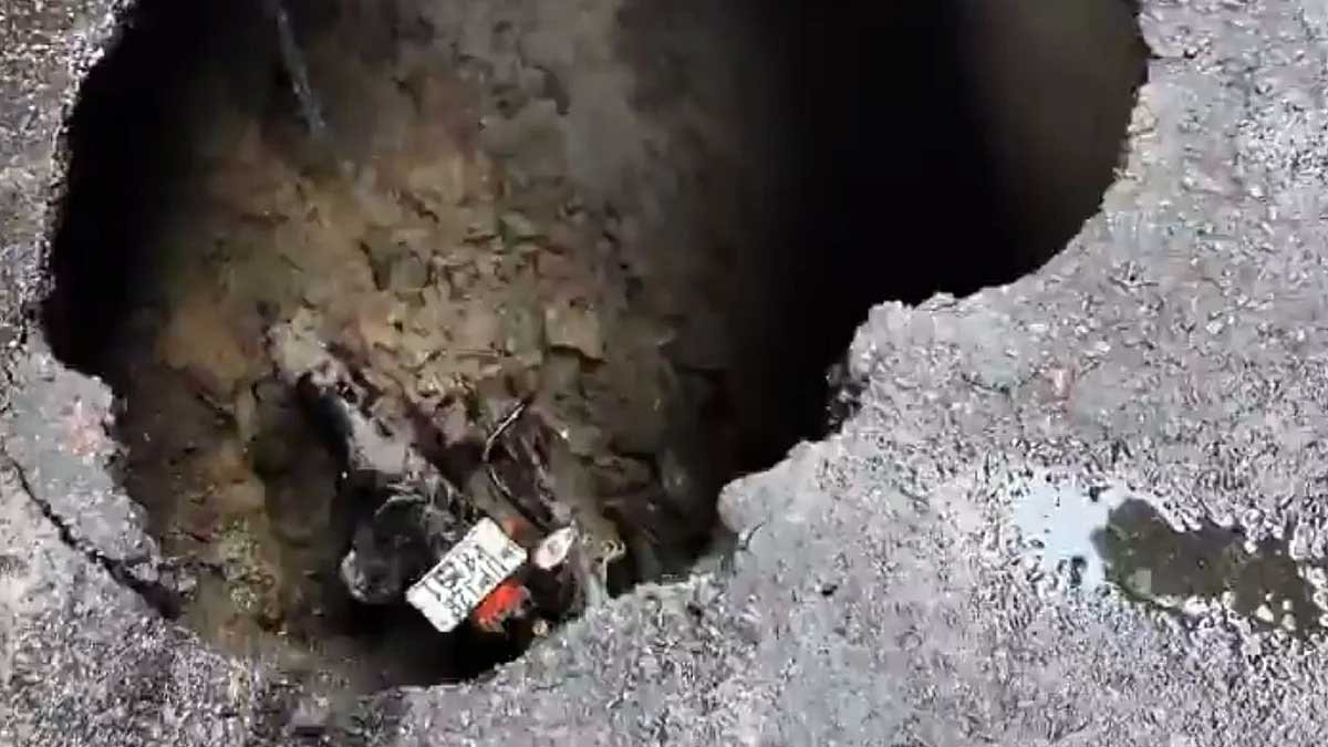 लखनऊ यूनिवर्सिटी के पास धंसी सड़क, 10 फीट गहरे गड्ढे में गिरा बाइक सवार