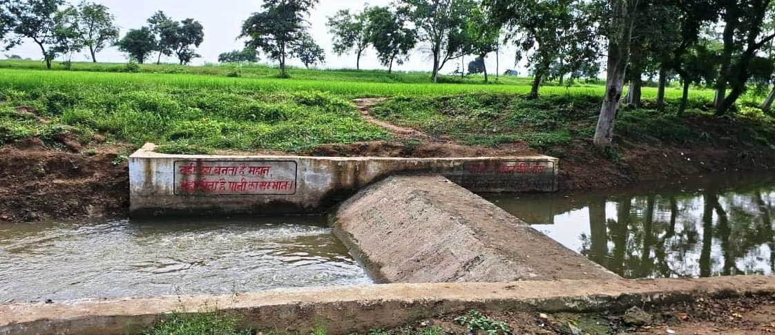 सेवा संकल्प अभियान: सेवा की कहानी : बहकर निकल जाता था बारिश का पानी, चेकडेम ने खेतों तक पहुंचाया सिंचाई का सहारा