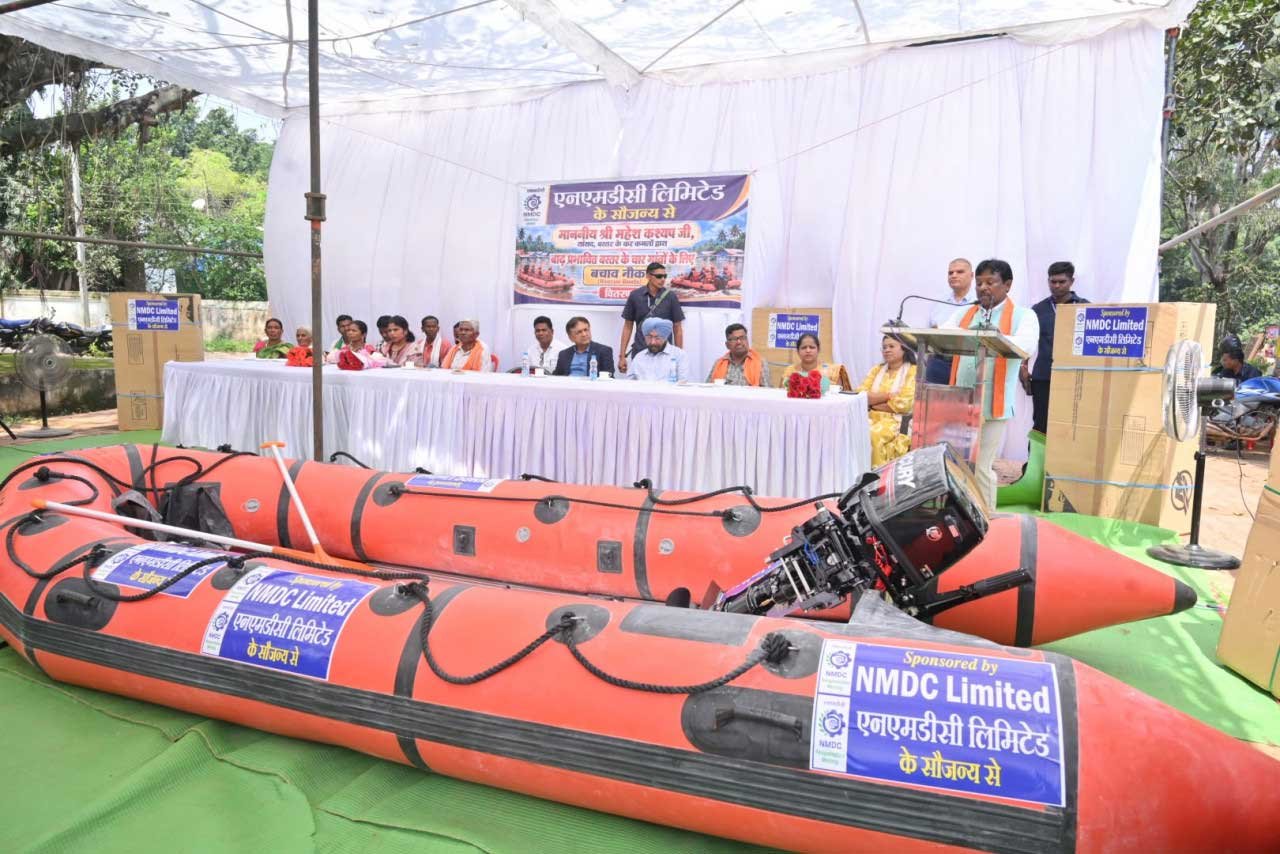 बाढ़ आपदा में बचाव एवं राहत के लिए एनएमडीसी द्वारा बस्तर को 48 घंटे में पुणे से मिले 4 रेस्क्यू स्पीड बोट