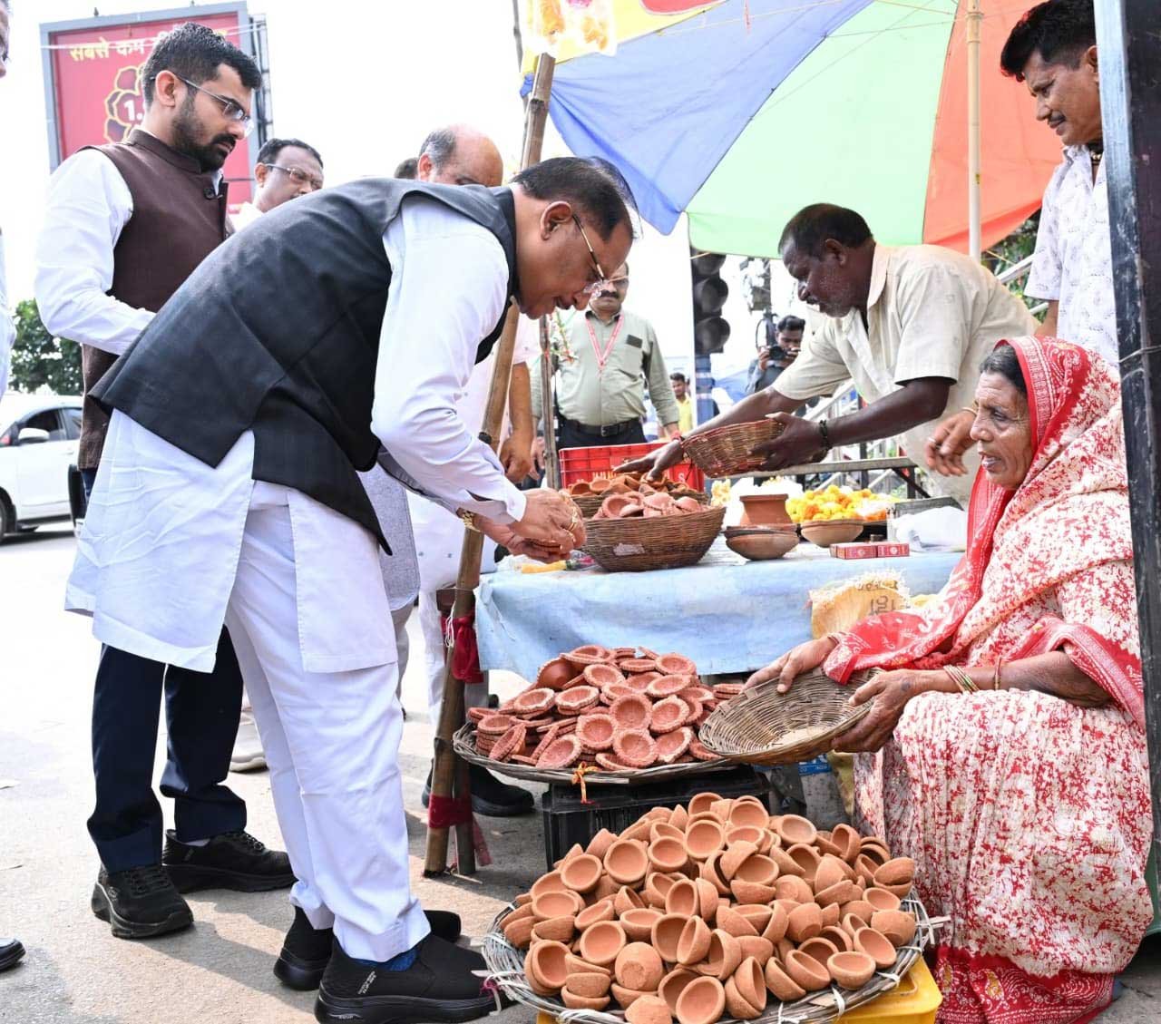सड़क किनारे पसरे पर अचानक पहुंचे मुख्यमंत्री श्री विष्णु देव साय, मीरा के पसरे से खरीदा ‘आशीर्वाद का दीया’